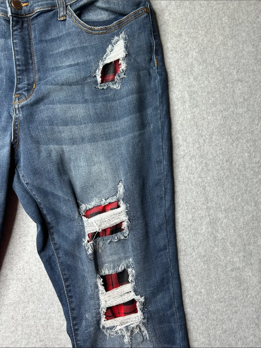 Judy Blue Distressed Jeans in Mid Blue with Red Patch Underlays‎